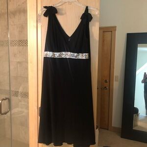 Beautiful yet comfortable black dress with a silver sequence touch 👗 ⭐️ 🤩 !!